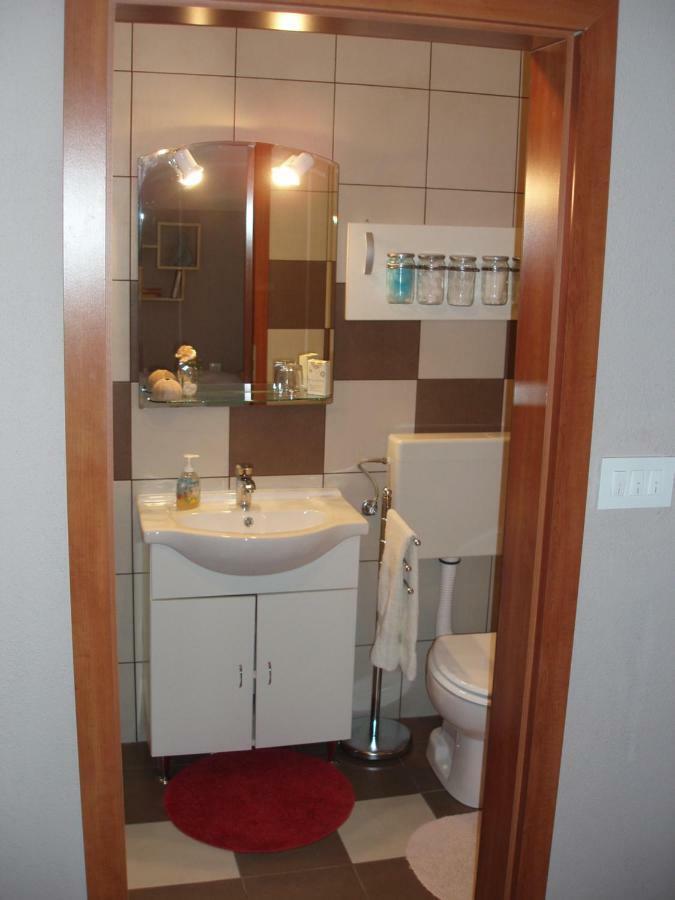 Mea Culpa Appartement Karlobag Buitenkant foto
